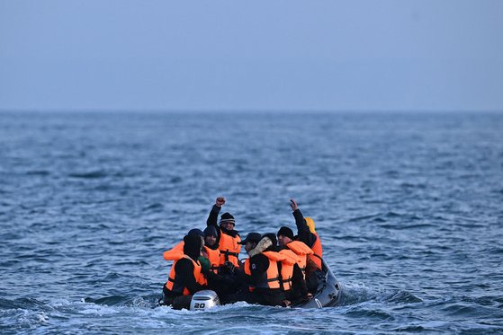 작은 보트를 타고 영국으로 가는 해협을 건너고 있는 망명자들. AFP=연합뉴스