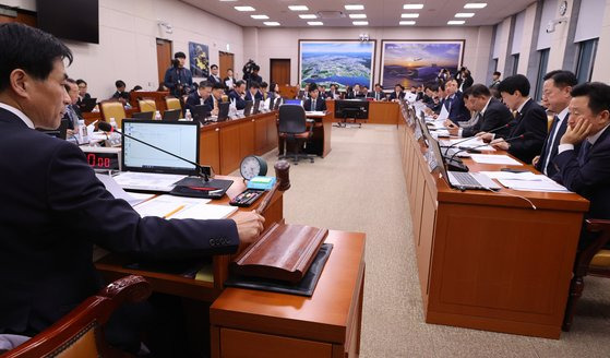 15일 국회 국토교통위원회에서 김민기 위원장이 전체회의를 진행하고 있다. 연합뉴스