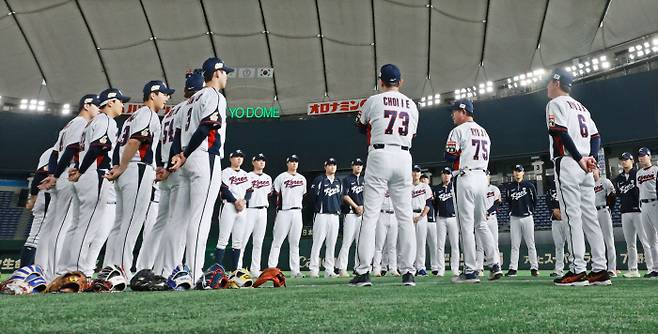 한국 야구대표팀 류중일 감독(등번호 75번)이 아시아프로야구챔피언십(APBC) 개막을 하루 앞둔 15일 일본 도쿄돔에서 선수단을 모아놓고 미팅을 열고 있다. 도쿄 | 연합뉴스