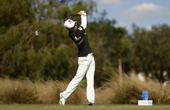 Korea's Kim Hyo-joo plays her shot from the fifth tee during the third round of the 2022 CME Group Tour Championship at Tiburon Golf Club on Nov. 19, 2022 in Naples, Fla. [AFP/YONHAP]