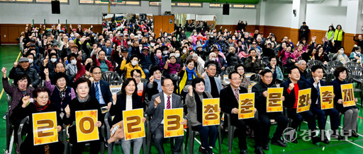 15일 오후 수원특례시 버드내노인복지관에서 열린 2023년 버드내 청춘문화축제 및 ESG나눔바자회 개막식에서 참석자들이 기념촬영을 하고 있다.