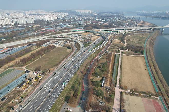 경기도 구리시와 오산시, 용인시 등 3개 지구에 총 6만5000가구의 신규 택지가 조성된
다. 청주시 서원구와 제주시 화북동 일대 2개 지구도 신규 택지로 선정돼 총 1만4500가구가 공급된다.

15일 국토교통부는 구리토평2(1만8500가구), 오산세교3(3만1000가구), 용인이동(1만6000가구), 청주 분평(9000가구), 제주화북2(5500가구) 등 총 5개 지구를 신규 택지로 선정하고 일대에 총 8만가구를 공급한다고 밝혔다.사진은  구리토평일대 2023.11.15[이충우기자]