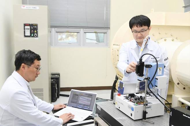 표준연 유량측정팀이 비접촉식 유량측정센서의 측정값을 검증하고 있다. 왼쪽부터 강웅 책임연구원, 이석환 선임연구원/사진=표준연