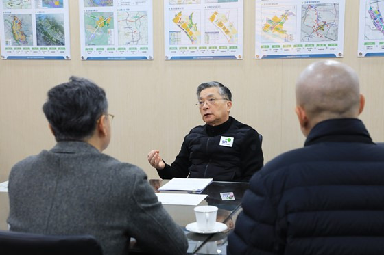 이한준 LH사장이 광명시흥 사업 추진 일정을 최대한 앞당길 것을 주문하고 있다. /사진제공=LH