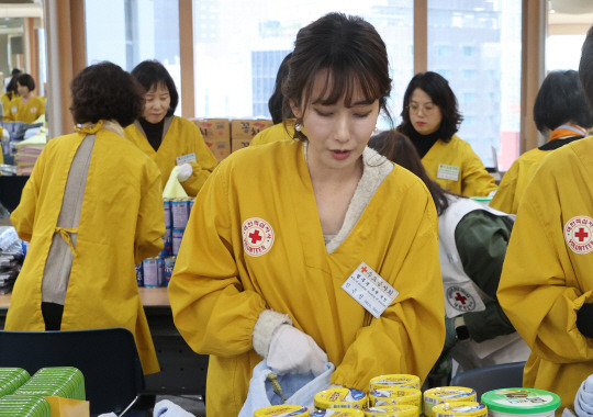 15일 서울 중구 대한적십자사 서울사무소에서 열린 연말 이웃 돕기 적십자 ‘2023 사랑의 선물’ 제작 행사에서 한동훈 법무부 장관의 부인 진은정 변호사가 선물을 포장하고 있다. 연합뉴스