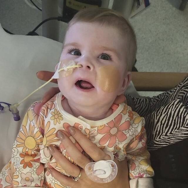 희소병을 앓던 영국 아기 인디 그레고리가 13일(현지시각) 새벽 1시45분께 8개월의 짧은 생을 뒤로하고 숨을 거뒀다고 보도했다. [AP 연합뉴스]