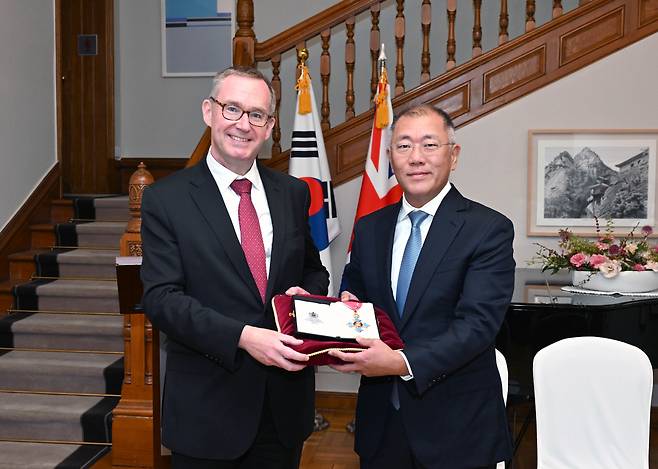 14일 주한 영국 대사관에서 열린 대영제국훈장 수훈식에서 영국 찰스 3세 국왕이 수여하는 대영제국 지휘관 훈장을 정의선(오른쪽) 현대자동차그룹 회장이 받고 있다. [현대차 제공]