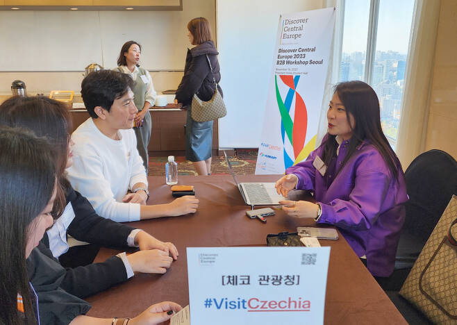 체고관광청 한국사무소 권나영(오른쪽)실장이 체코의 새로운 매력에 대해 한국 여행업계 관계자들에게 설명하고 있다.