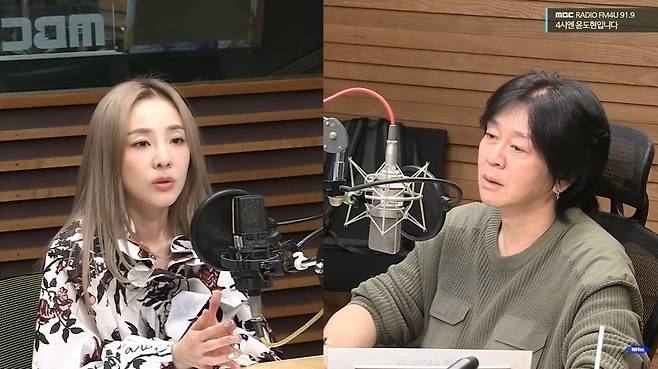 왼쪽부터 가수 산다라박, 가수 윤도현. (MBC FM4U 4시엔 윤도현입니다 캡처)
