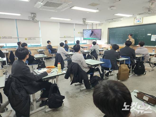 광주 서구 대동고등학교에서 15일 수능 예비소집이 진행되고 있다. 박성은 기자