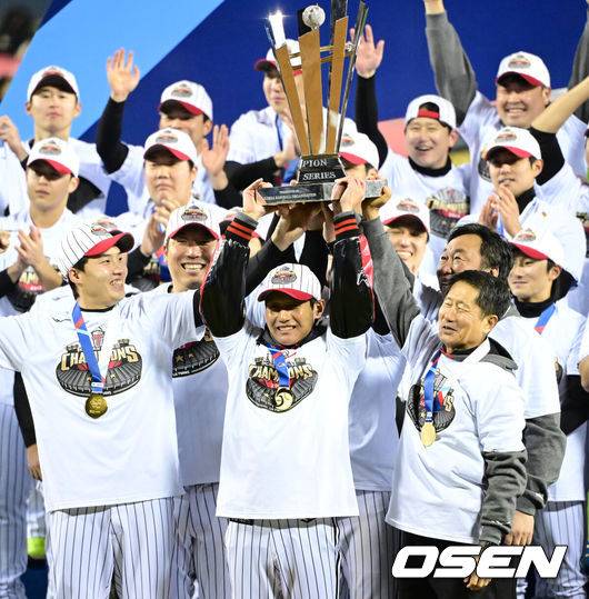 [OSEN=잠실, 최규한 기자] LG 트윈스가 29년 만에 한국시리즈 우승을 차지했다.&nbsp;LG는 13일 서울 잠실구장에서 열린 2023 KBO리그 한국시리즈(7전 4선승제) 5차전 KT와 경기에서 6-2로 승리했다. 이로써 LG는 1차전을 패한 후 4연승을 거두며 한국시리즈 우승을 차지했다.한국시리즈 우승을 거머쥔 LG 염경엽 감독과 선수들이 우승 트로피를 들어올리고 있다. 2023.11.13 / dreamer@osen.co.kr