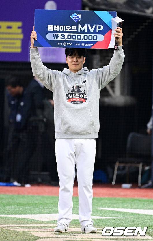 [OSEN=수원, 지형준 기자]플레이오프 MVP 손동현이 포즈를 취하고 있다. 2023.11.05 /jpnews@osen.co.kr