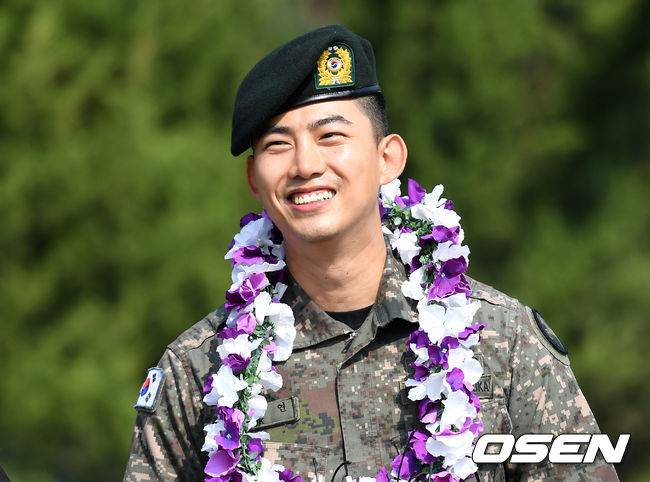 [OSEN=이대선 기자] 16일 오전 2PM 옥택연이 경기도 고양시 백마부대에서 현역 만기 전역했다.전역식을 마친 2PM 옥택연이 인터뷰를 하고 있다. /sunday@osen.co.kr