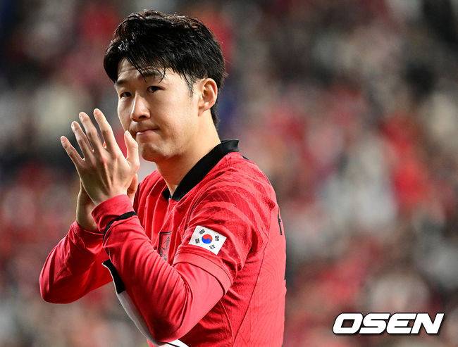[OSEN=울산, 최규한 기자]경기를 마치고 한국 손흥민이 팬들에게 인사하고 있다. 2023.03.24 / dreamer@osen.co.kr