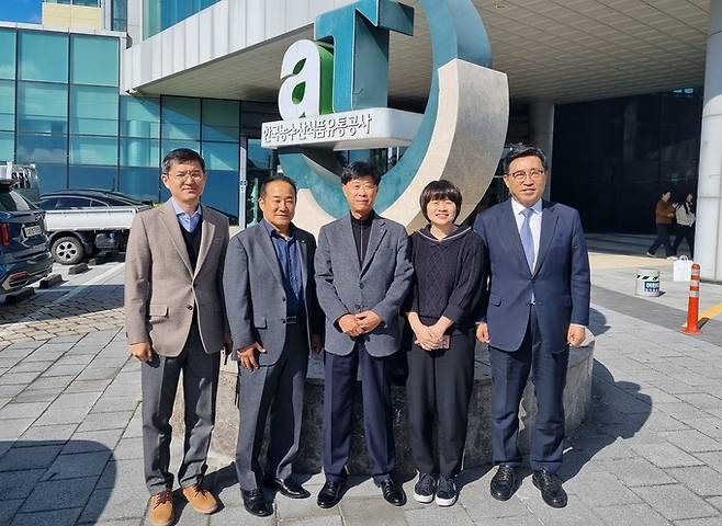 한국농수산식품유통공사 김춘진 사장(우측1번째), 김병식 변산농협 조합장(우측3번째), 신정식 부안중앙농협 조합장(좌측2번째)