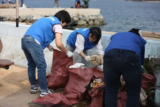 삼성중공업 임직원들이 지난 5일 경남 거제도 조선소 인근 해안에서 쓰레기 수거 봉사활동에 참여하고 있다. 삼성전자 제공