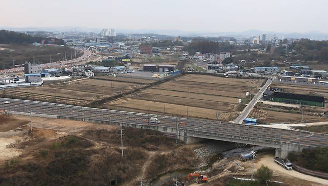 정부가 중장기 주택공급 기반 확충을 위해 전국 5개 지구 8만 가구 규모의 신규택지 후보지를 15일 발표했다. 국토교통부는 구리토평2(1만8500가구), 오산세교3(3만1000가구), 용인이동(1만6000가구), 청주분평(9000가구), 제주화북2(5500가구)를 신규택지 후보지로 선정했다. 사진은 경기도 오산시 오산세교3지구 예정지 모습.    뉴시스