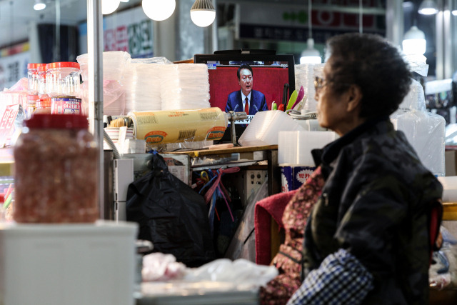 서울 시내 한 재래시장 상점에서 상인이 손님을 기다리고 있다. 연합뉴스