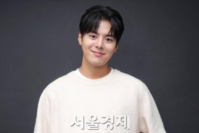 배우 려운이 서울경제스타 인터뷰에 앞서 포즈를 취하고 있다. 김규빈 기자