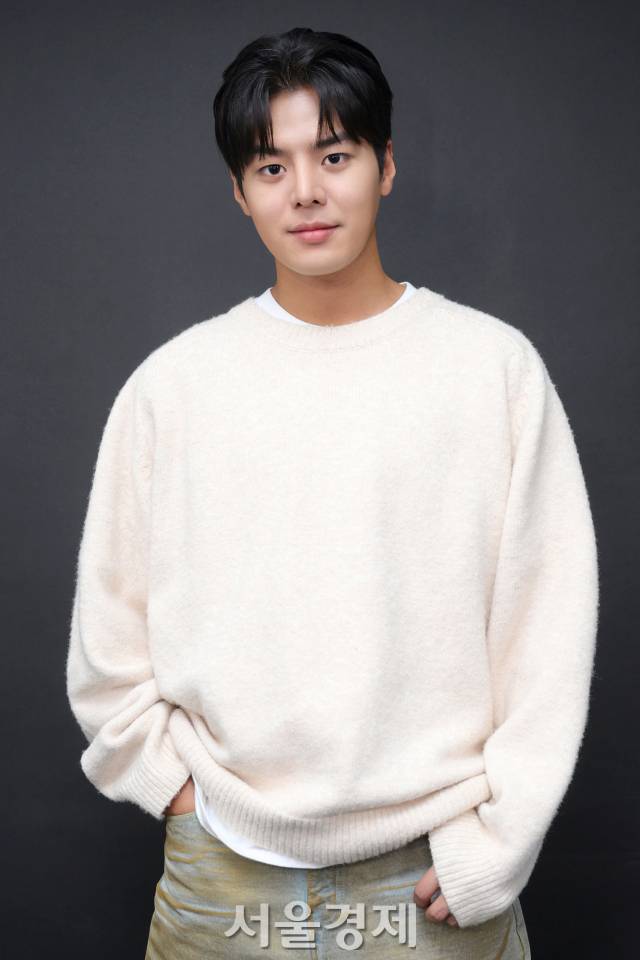 배우 려운이 서울경제스타 인터뷰에 앞서 포즈를 취하고 있다. 김규빈 기자