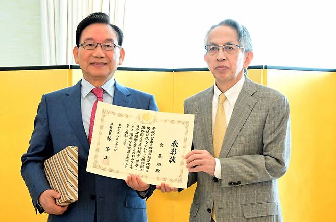 주한 일본대사관저에서 김기병 롯데관광개발 회장(좌)과 아이보시 고이치 주한 일본대사가 기념 촬영을 하고 있다