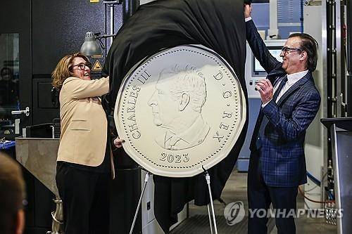 영국 찰스 3세 국왕 초상을 새긴 새 1캐나다달러 공개 [AP=연합뉴스]
