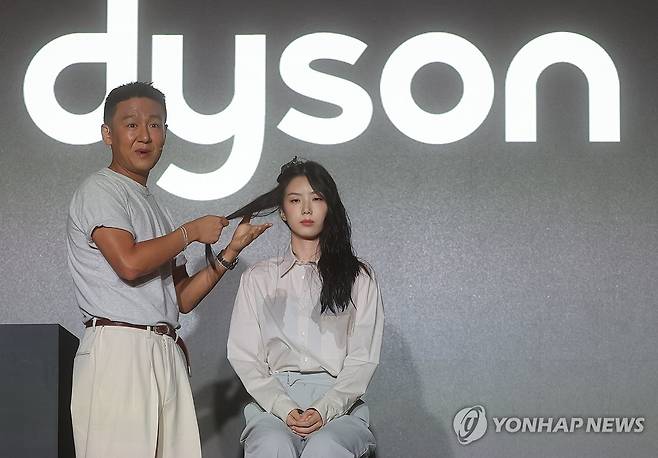 젖은 모발, 건조와 스트레이트를 동시에 (서울=연합뉴스) 류효림 기자 = 12일 서울 여의도 페어몬트 앰배서더 서울에서 열린 다이슨 코리아 기자간담회에서 디자이너와 모델이 신제품 '다이슨 에어스트레이트 스트레이트너'를 시연하고 있다. 2023.10.12 ryousanta@yna.co.kr