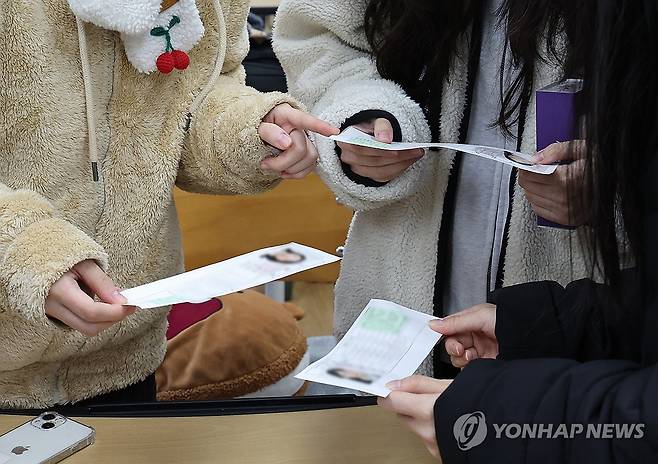 수험표 확인하는 수험생들 (울산=연합뉴스) 김용태 기자 = 2024학년도 대학수학능력시험 예비소집일인 15일 오전 울산시 중구 울산중앙여고에서 수험생들이 서로의 수험표를 확인하고 있다. 2023.11.15 yongtae@yna.co.kr