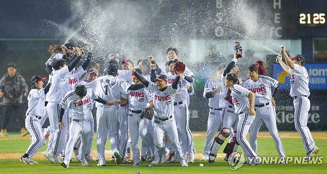 LG 트윈스, 29년만의 우승 (서울=연합뉴스) 김성민 기자 = 13일 서울 잠실야구장에서 열린 2023 KBO 한국시리즈 5차전 kt wiz와 LG 트윈스의 경기에서 6-2로 승리해 우승을 차지한 LG 선수들이 기뻐하고 있다. 2023.11.13 ksm7976@yna.co.kr