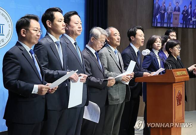 '위성정당 방지법' 민주당 당론 추진 촉구 기자회견 (서울=연합뉴스) 이정훈 기자 = 더불어민주당 의원들이 15일 국회 소통관에서 기자회견을 열고 민주당의 '위성정당 방지법' 당론 추진을 촉구하고 있다. 2023.11.15 uwg806@yna.co.kr