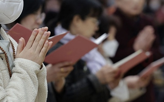 15일 서울 종로구 조계사에서 열린 수능 고득점 기원 법회 참석자들이 기도하는 모습. 사진=뉴시스