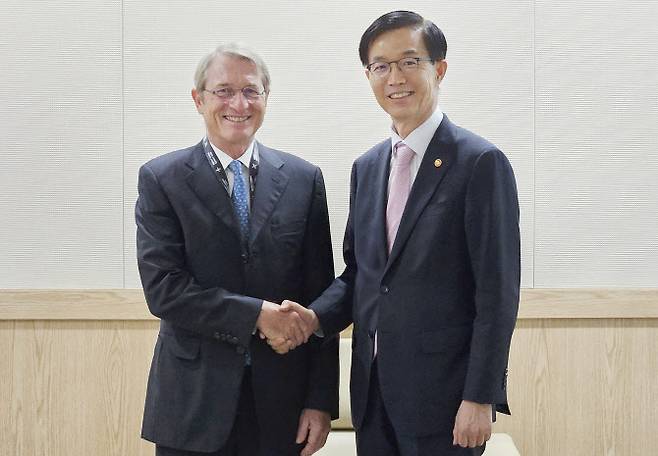 방문규 산업통상자원부 장관이 7일 부산 해운대구 벡스코에서 열린 인베스트 코리아 서밋에서 해럴드 링크 비그림 파워(B.Grimm Power) 대표와 만나 기념 촬영하고 있다.(사진 = 산업부제공)