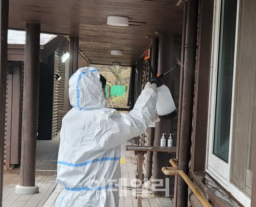 국립자연휴양림관리소 관계자가 국립자연휴양시설에서 빈대 방제활동을 하고 있다. (사진=국립자연휴양림관리소 제공)