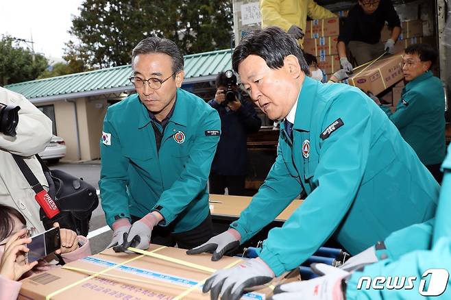 2024 대학수학능력시험을 이틀 앞둔 14일 오후 김광수 제주도교육감(오른쪽)을 비롯한 도교육청 직원들이 문답지를 옮기고 있다.2023.11.14/뉴스1 ⓒ News1 고동명 기자