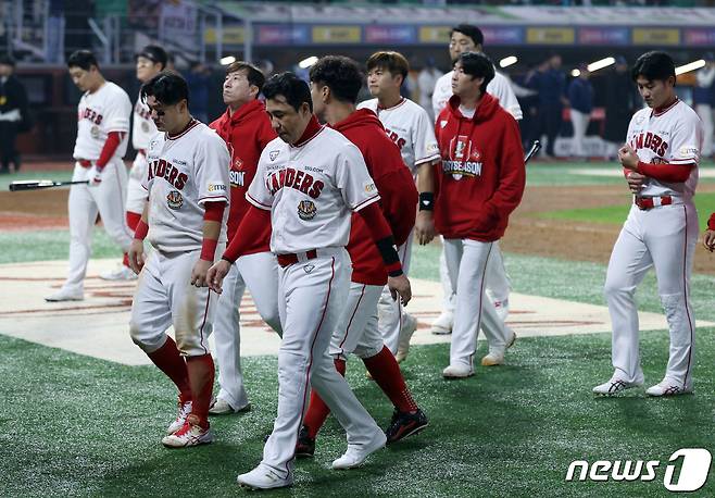 23일 오후 인천시 미추홀구 문학동 SSG랜더스필드에서 열린 프로야구 '2023 신한은행 SOL KBO 포스트시즌' 준플레이오프 2차전 SSG 랜더스와 NC 다이노스의 경기에서 7:3으로 패한 SSG 선수들이 팬들에게 인사한 뒤 더그아웃으로 들어가고 있다. 2023.10.23/뉴스1 ⓒ News1 박정호 기자