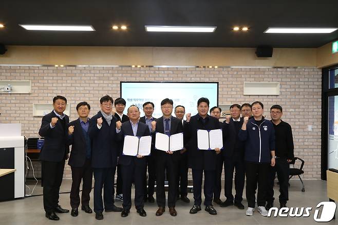 수원 삼일공업고등학교 김동수 교장(사진 가운데)이 한국자산관리공사·㈜캠코시설관리와 산학 협력 협약을 체결한 뒤 기념촬영을 하고 있다.(삼일공고 제공)