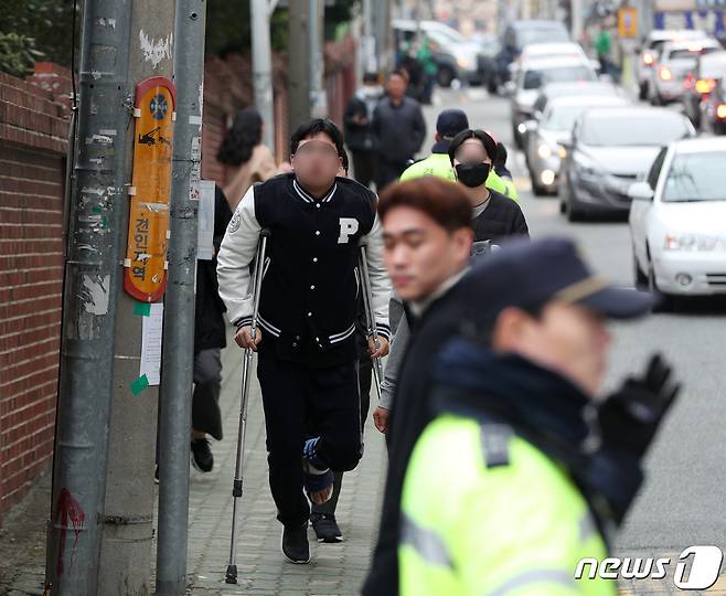 2024학년도 대학수학능력시험일인 16일 오전 부산 부산진구 경남공업고등학교에서 다리를 다친 한 수험생이 목발을 짚고 고사장으로 향하고 있다. 2023.11.16/뉴스1 ⓒ News1 윤일지 기자