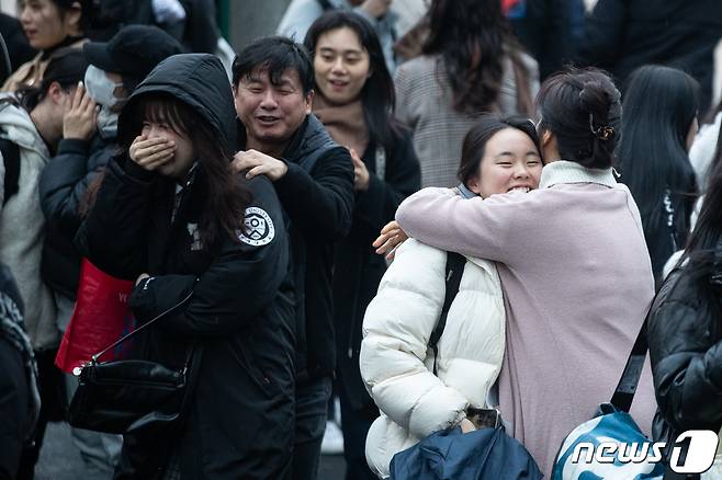 2024학년도 대학수학능력시험일인 16일 서울 중구 이화여자외국어고등학교 앞에서 수능시험을 마친 수험생들이 가족의 격려를 받으며 시험장을 나서고 있다. 2023.11.16/뉴스1 ⓒ News1 유승관 기자