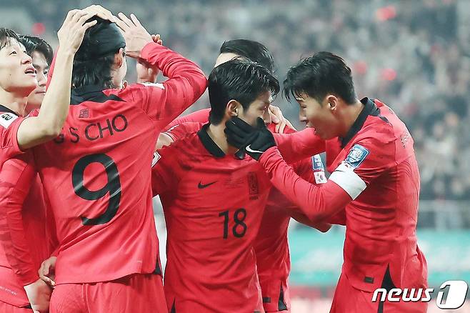 16일 서울 마포구 서울월드컵경기장에서 열린 2026 FIFA 북중미 월드컵 아시아 지역 2차 예선 C조 조별리그 대한민국과 싱가포르의 경기에서 손흥민이 조규성의 첫 골 세리머니 때 이강인과 만나 대화를 나누고 있다. 2023.11.16/뉴스1 ⓒ News1 민경석 기자