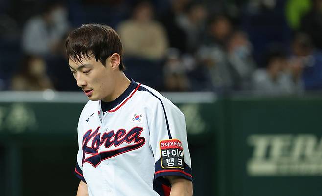 한국 야구 대표팀 최지훈이 16일 일본 도쿄돔에서 열린 아시아프로야구챔피언십(APBC) 예선 1차전 호주와 경기 4회말 2사 2루에서 삼진을 당한 후 아쉬워하고 있다. 2023.11.16. 사진 | 도쿄=연합뉴스