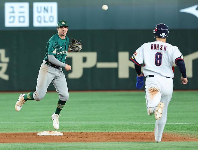 한국 야구 대표팀 노시환이 16일 일본 도쿄돔에서 열린 아시아프로야구챔피언십(APBC) 예선 1차전 호주전에서 7회말 문현빈의 땅볼 때 포스아웃되고 있다. 2023.11.16. 사진 | 도쿄=연합뉴스