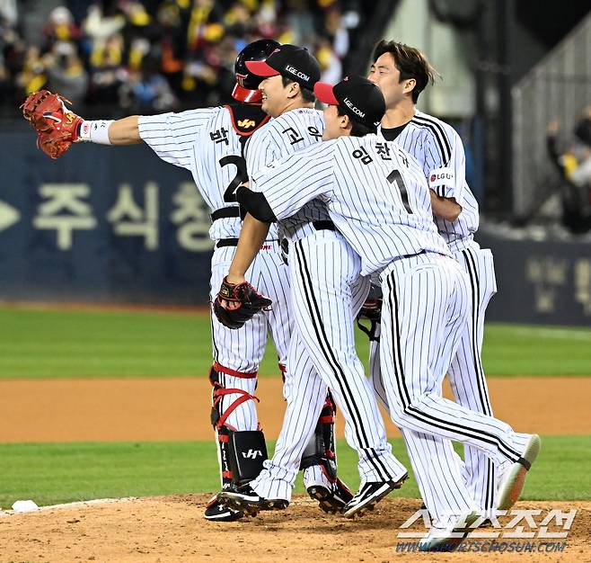 13일 잠실구장에서 열린 LG와 KT의 한국시리즈 5차전. 한국시리즈에서 우승한 LG 선수들이 환호하고 있다. 잠실=박재만 기자 pjm@sportschosun.com/2023.11.13/