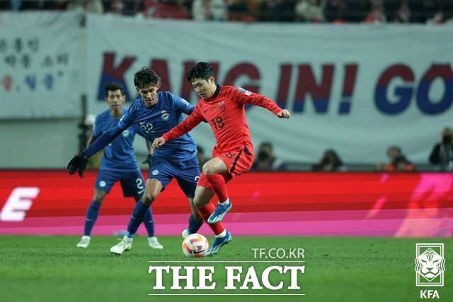 클린스만호의 이강인(오른쪽)이 16일 싱가포르와 2026 북중미 월드컵 아시아 2차예선 C조 1차전에서 전반 44분 주규성의 선제골을 도왔다./서울월드컵경기장=KFA