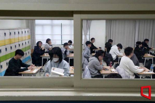 서울 용산고에서 치러지는 대학수학능력시험. [사진=공동취재단]