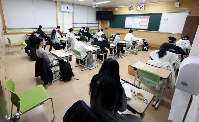 수능일인 16일 오전 광주 북구 경신여고 고사장에서 수험생들이 시험 시작 시간을 기다리고 있다. [이미지출처=연합뉴스]