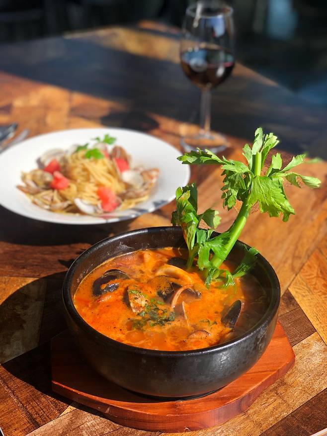 속초 '더 까망쉐프'의 인기 메뉴인 스페인식 토마토 해물 수프와 봉골레 파스타. 푸짐하게 들어 있는 해산물을 골라 먹는 재미가 쏠쏠하다. /박근희 기자