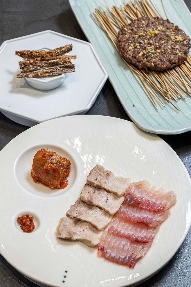 서울 ‘해남천일관’ 홍어삼합과 대갱이포, 떡갈비(앞에서부터). 해남천일관에서는 음식을 하나씩 코스로 낸다. 해남 ‘천일식당’에서는 옛 방식대로 한상에 차려 낸다./이신영 영상미디어 기자