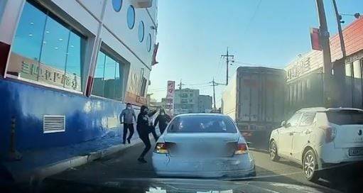 경기도 화성시 남양읍에서 8일 러시아인으로 추정되는 괴한들이 차량을 습격한 장면. /소셜미디어 화면