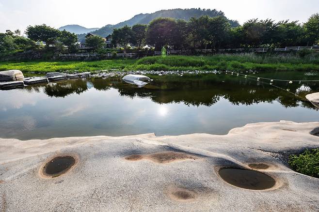 크고 작은 폭포와 자연스럽게 형성된 소가 별천지 같은 ‘곡운구곡’ 계곡./양수열 영상미디어 기자