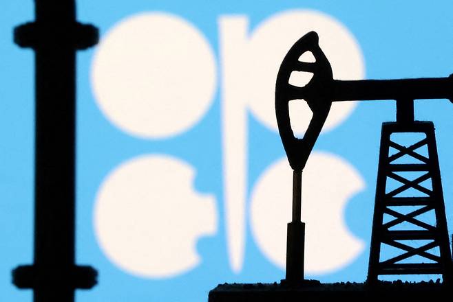 OPEC 로고와 시추장비. /연합뉴스